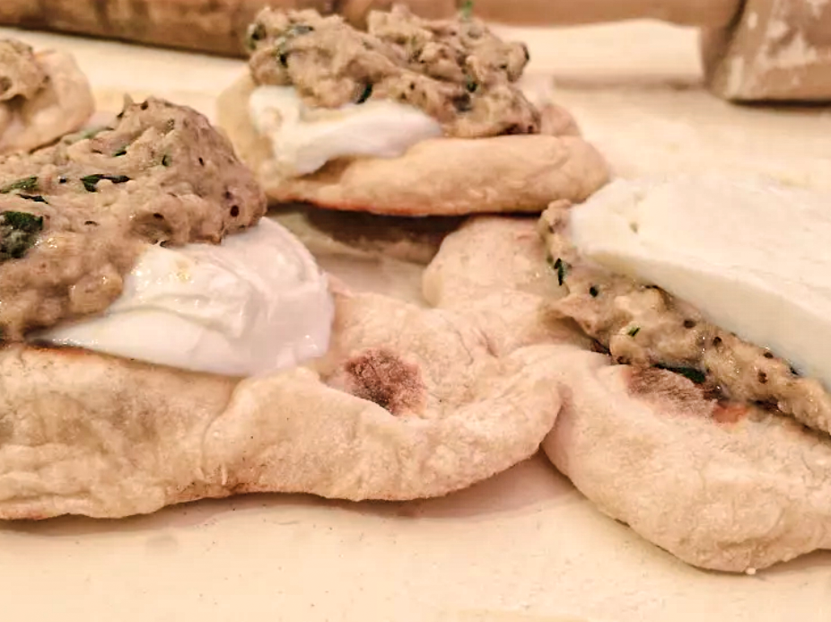 Ricette | Mozzarella di bufala con Naan e Baba Ganoush